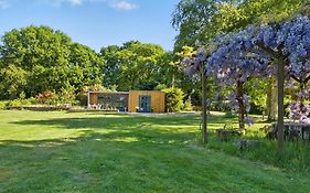 Independent Rural Detached Annexe With Free Private Parking